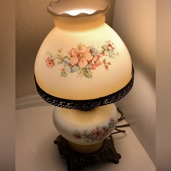 Vintage table lamp Hurricane lamp Victorian milk glass shade Hurricane lamp - Picture 3 of 6